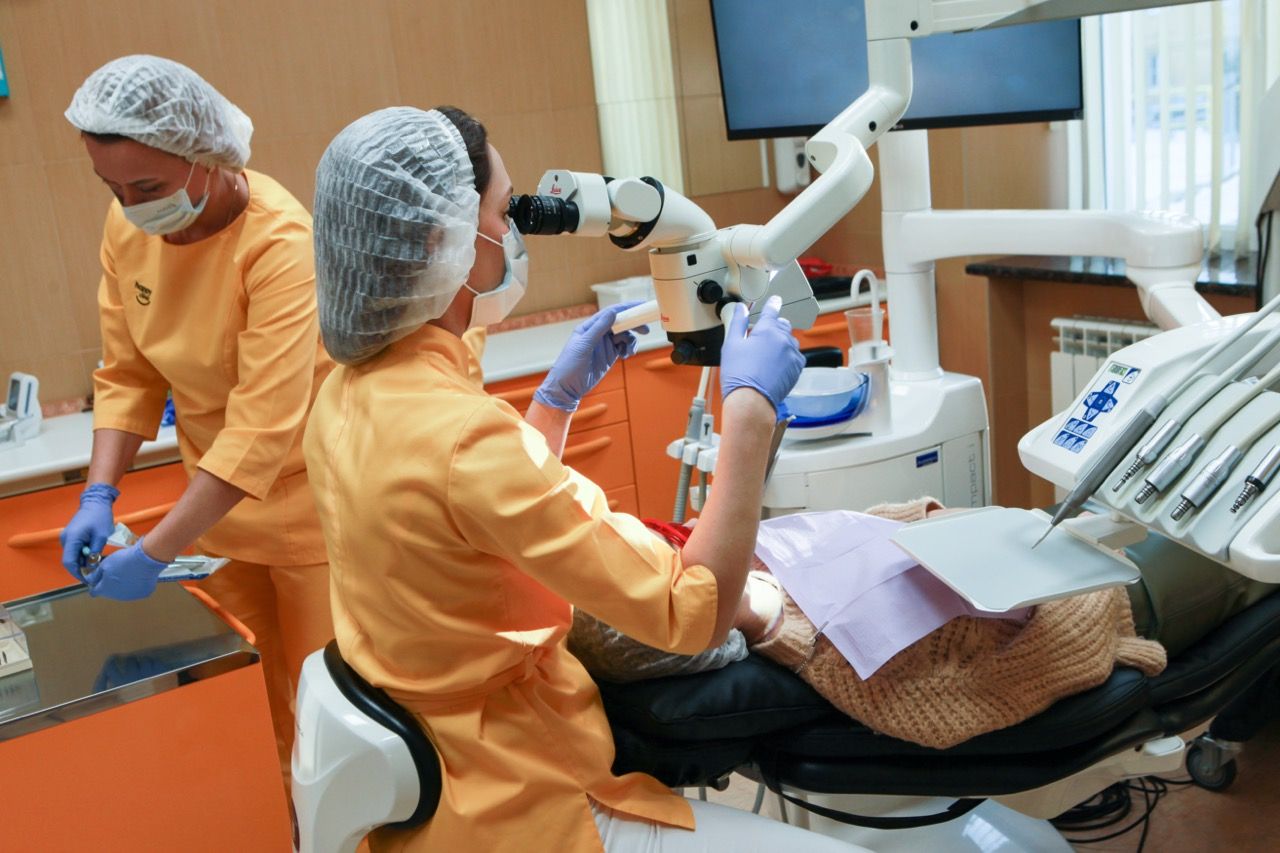 Лечение под операционным микроскопом в Happy Clinic